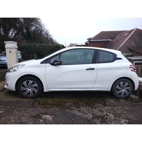 109 - LMN523T
White Peugeot 208 1000cc
First Registered 05.09.2014
Approx 34,400 miles
Manual Petrol
Engin... 