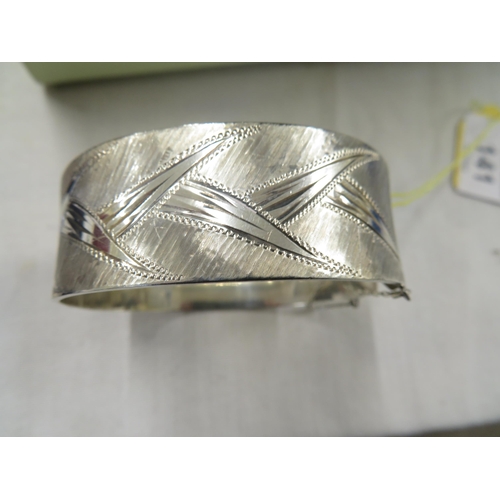 402 - Silver bangle with leaf decoration