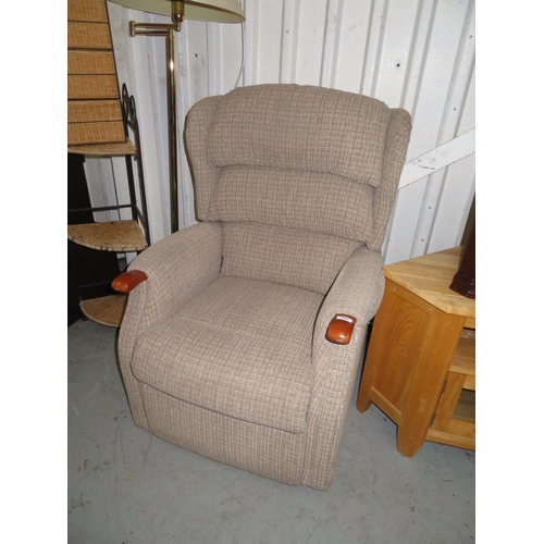 186 - Electric rise and recliner armchair