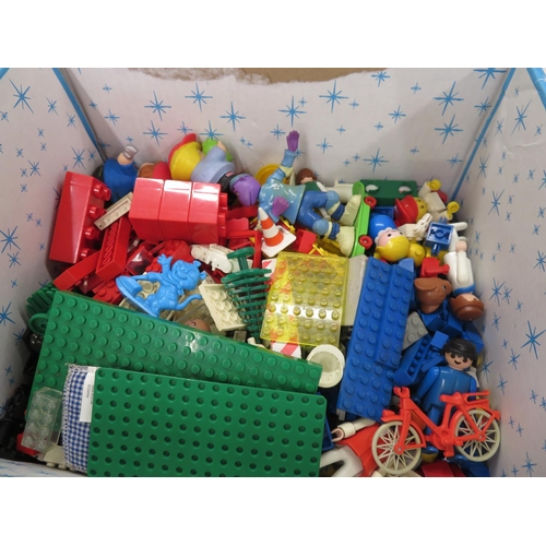 484 - A box of Lego