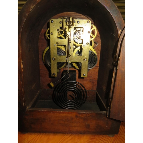 119 - Mantel clock with key