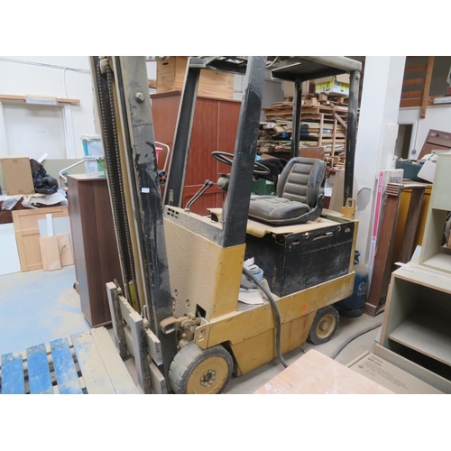 33 - Electric forklift plus transformer