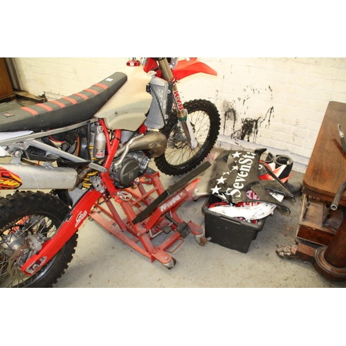 93 - PMN215C
Gas Gas Enduro Motor Bike on portable stand plus box of accessories