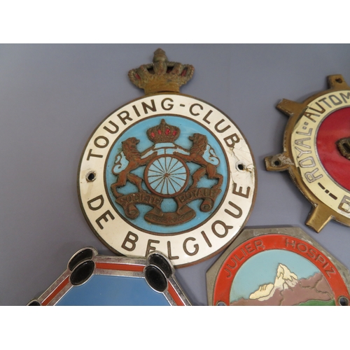 129 - Good collection of foreign car badges:-
Touring Club De Belgique
Royal Automobile Club Belgique
TCS ... 