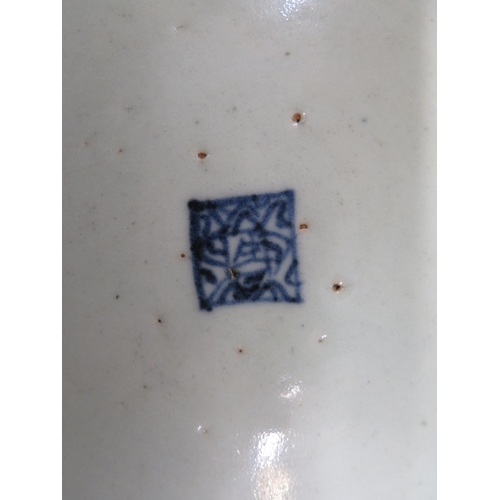 14 - Four pieces of Chinese porcelain : vase, hexagonal blue and white box, bowl and Canton plate