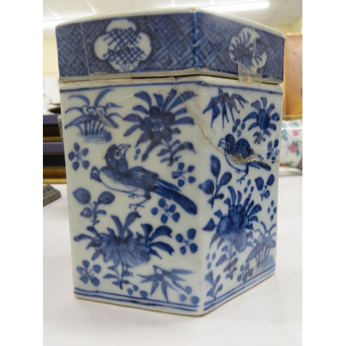 14 - Four pieces of Chinese porcelain : vase, hexagonal blue and white box, bowl and Canton plate