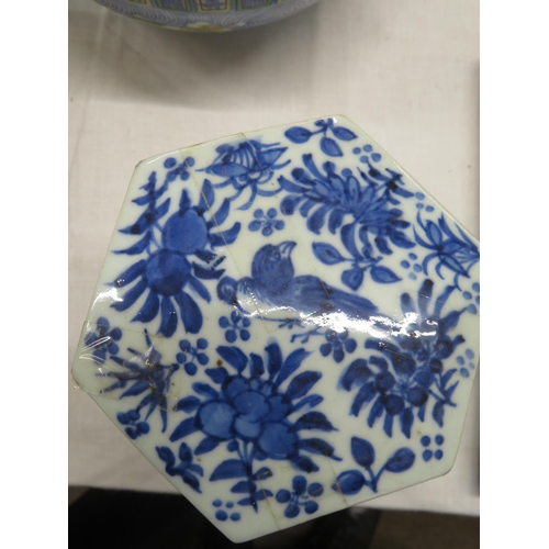 14 - Four pieces of Chinese porcelain : vase, hexagonal blue and white box, bowl and Canton plate