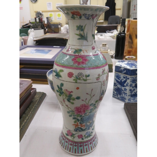 14 - Four pieces of Chinese porcelain : vase, hexagonal blue and white box, bowl and Canton plate