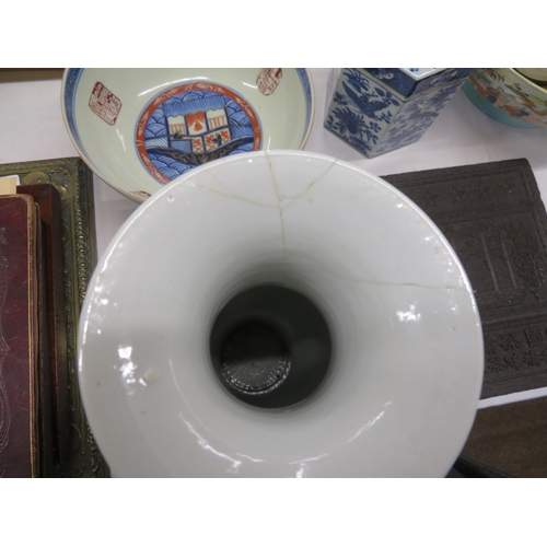 14 - Four pieces of Chinese porcelain : vase, hexagonal blue and white box, bowl and Canton plate