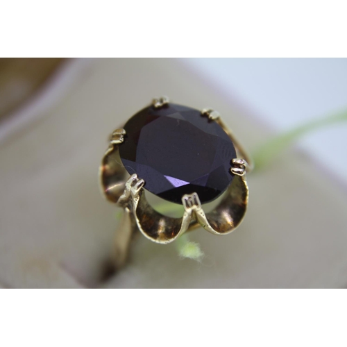 377 - 9ct gold oval garnet dress ring, size M/N