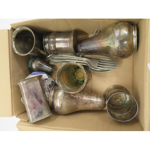 569 - Box of metalware items