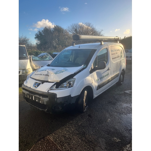 89 - JMN373L
White Citroen Berlingo 625LX 1560cc
First Registered 13.10.2008
Approx miles unknown
Manual ... 