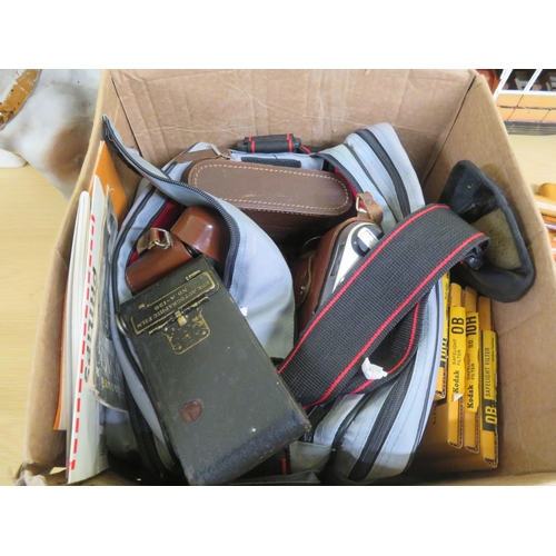 167 - Box of photographic equipment