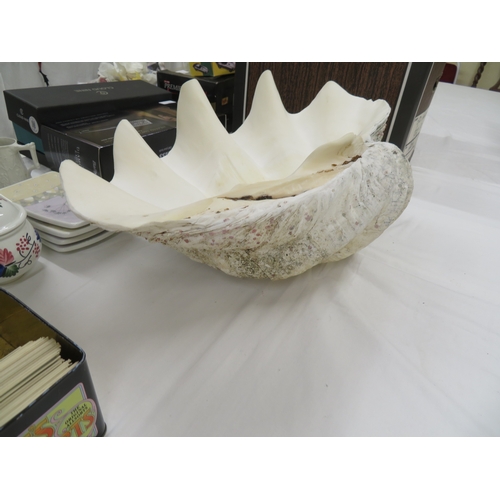 335 - A large half clam shell - diameter 20 ins