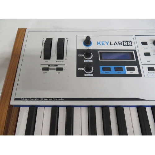 120 - Arturia Keylab 88 Midi controller keyboard