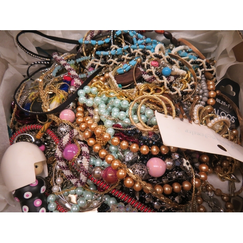 194 - Good box of assorted costume jewellery