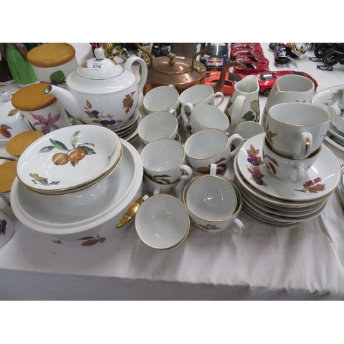 276 - Comprehensive collection of Worcester Evesham pattern crockery