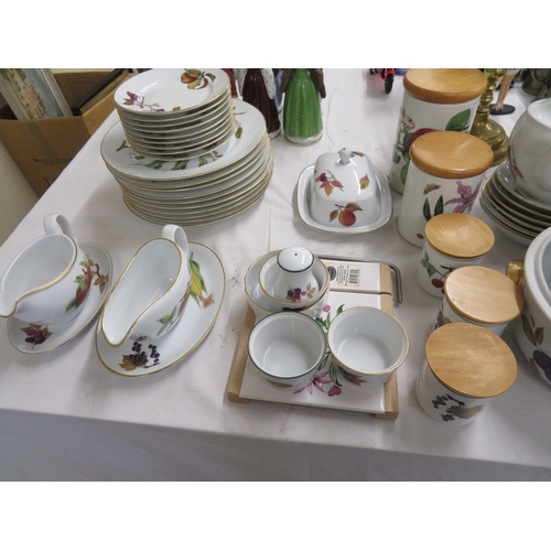 276 - Comprehensive collection of Worcester Evesham pattern crockery