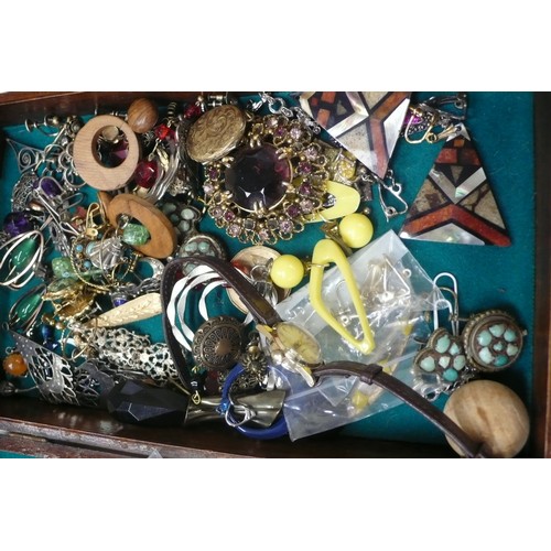 470 - Tray of interesting costume jewellery, some silver content