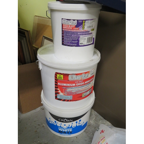 246 - Clark aluminium oxide abrasive, sodablast abrasive, tub of white paint and a workshop tool