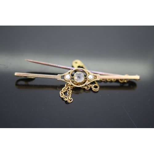 36 - 15ct gold pearl bar brooch, total weight 3.23grams