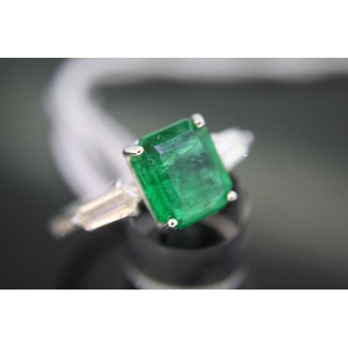 221 - 18 ct white gold octagonal cut Emerald ring flanked by baguette diamond shouders - emerald 3 cts app... 