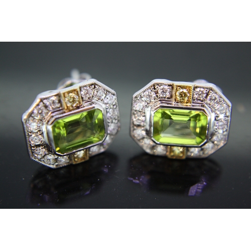 303 - Pair of 18 ct white gold earrings with octagonal cut peridots and diamonds - peridots 3 cts