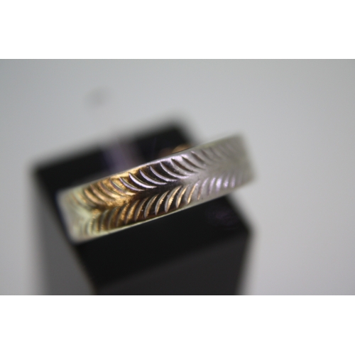 196 - 18 ct. white gold wedding band size M/N - 4.8 grms