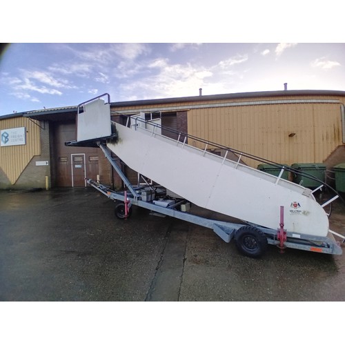 119 - AMSS 78-163 towable stairs
Circa 2015 
Hydraulic pipes and locking system needs replacing 
Viewing a... 