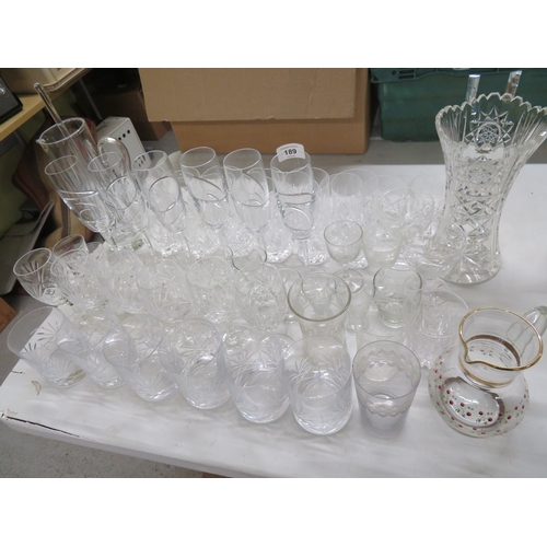 189 - Collection of assorted glass