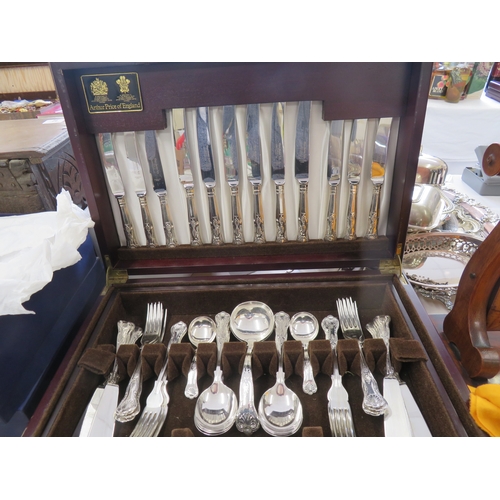 220 - Good Arthur Price of England box containing Eban Parker EPNS kings pattern canteen of cutlery for Tw... 