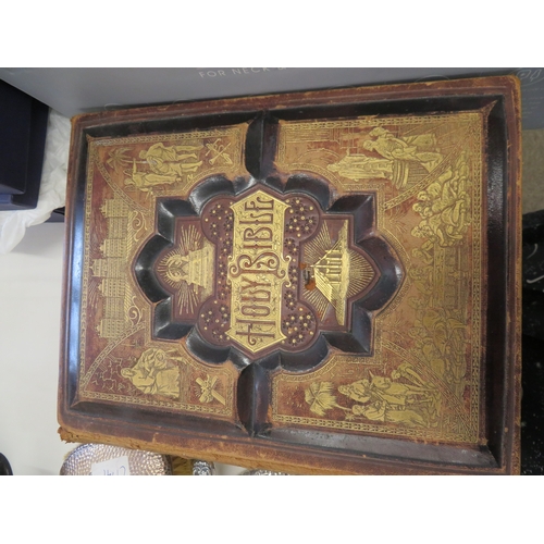 225 - Pictorial family bible