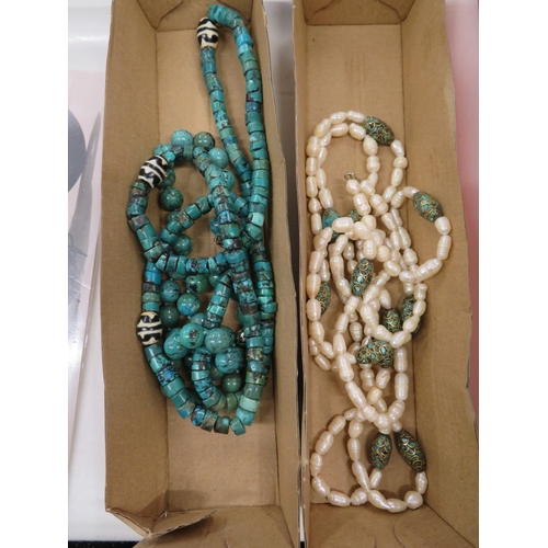 338 - Necklaces in turquoise and misshapen pearl