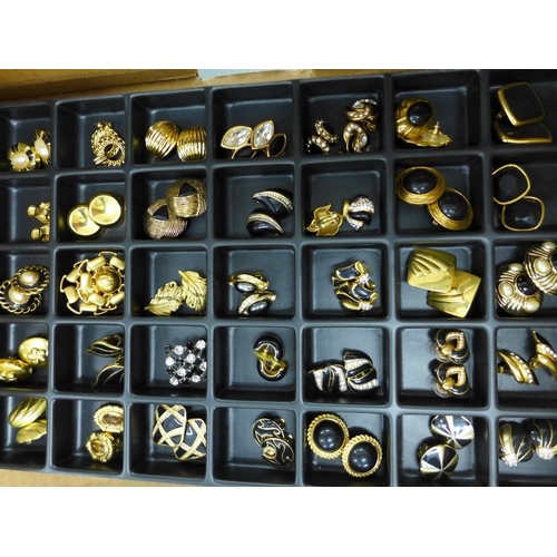 49 - A large quantity of costume jewellery to include necklaces, brooches, dress rings and clip on earrin... 