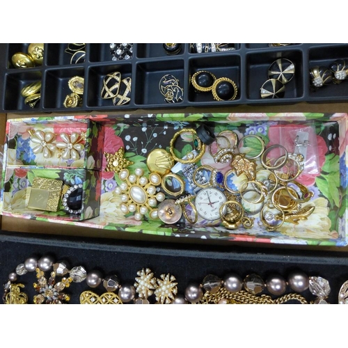 49 - A large quantity of costume jewellery to include necklaces, brooches, dress rings and clip on earrin... 