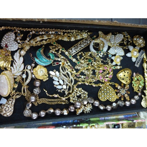 49 - A large quantity of costume jewellery to include necklaces, brooches, dress rings and clip on earrin... 