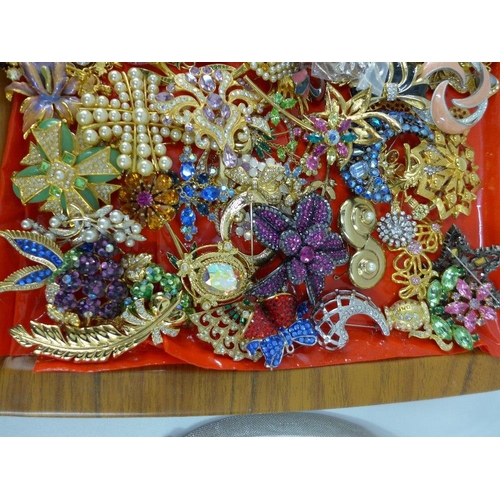 52 - A large quantity of costume jewellery to include brooches and necklaces (a lot)