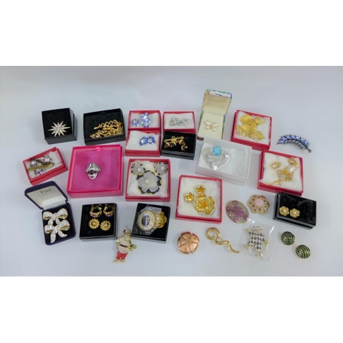 53 - A quantity of boxed costume jewellery to include Butler & Wilson, Ivana Trump,Swarovski and Joan Riv... 