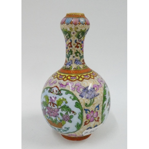 131 - Chinese vases with garlic mouth, painted with flowers in polychrome enamels, with a red Qianlong sea... 