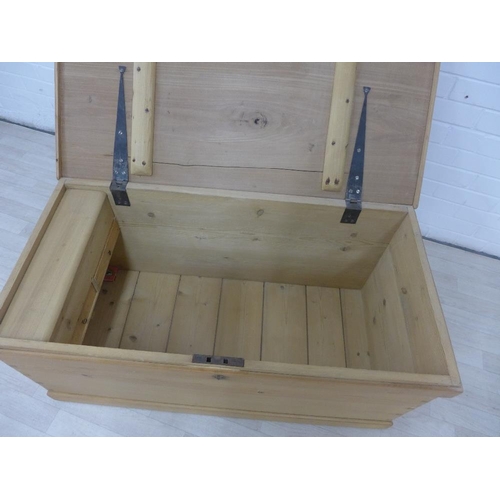 213 - Pine storage trunk with hinged top, 48 x 108cm