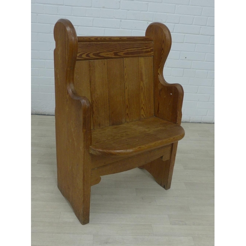 217 - Small pine pew with planked back and shaped side supports, 95 x 60cm