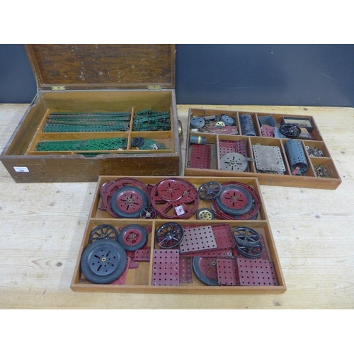 348 - Early 20th century Meccano set in original wooden box (a lot)