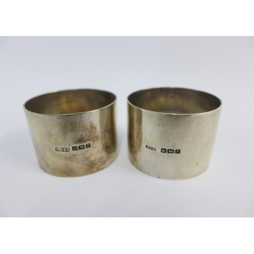 74 - George V pair of silver napkin rings, Sheffield 1916, in fitted case, (2)