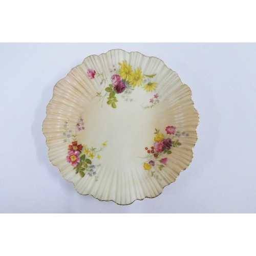 117 - Early 20th century Royal Worcester blush ivory dessert service comprising six plates, large bowl and... 