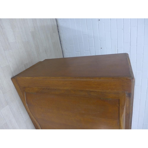 208 - Art Deco oak sideboard / cupboard, 93 x 138cm