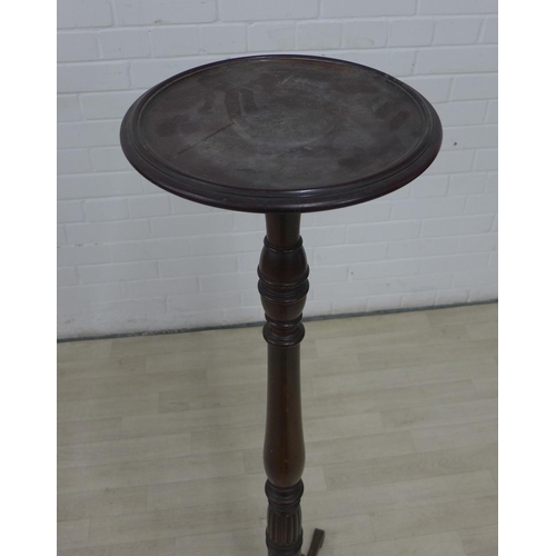 225 - Mahogany torchere, on baluster turned column and with tripod legs, 123cm