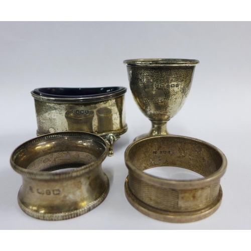 43 - Silver items to include a Walker & Hall, Sheffield silver salt with blue glass liner, Birmingham sil... 