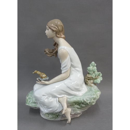 66 - Lladro Privilege Society 2004 female figure, limited edition No 987 / 1500, signed  F. Polope, 16cm ... 