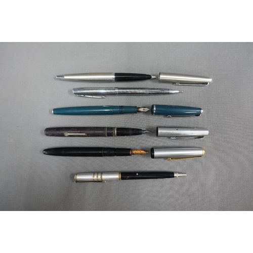 365 - A quantity of vintage fountain pens and propelling pencils to include parker, etc ( a lot) (a/f)