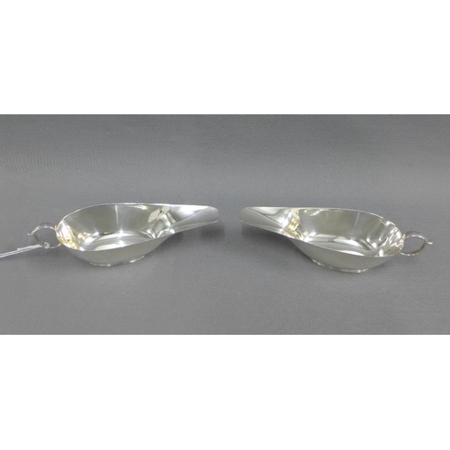 19 - A pair of Art Deco silver sauce boats, Birmingham 1934, 16cm long (2)